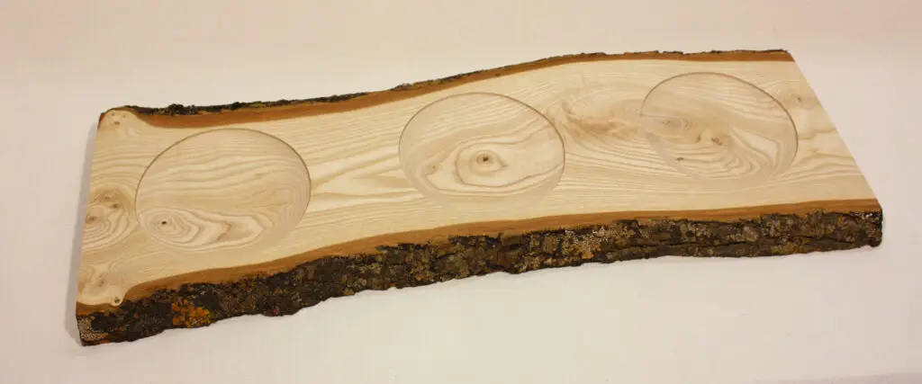 Planche apéritif en frêne massif avec mortaise pour insertion des mains et coupelles intégrées