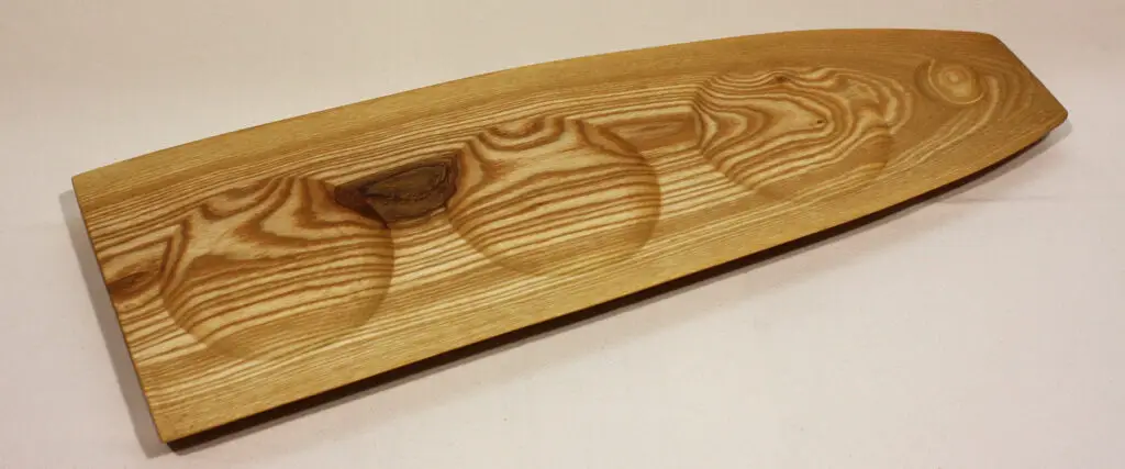 Planche apéritif en frêne massif avec mortaise pour insertion des mains et coupelles intégrées