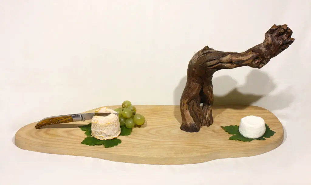 Plateau en frêne massif avec manche en cep de vigne de bourgogne