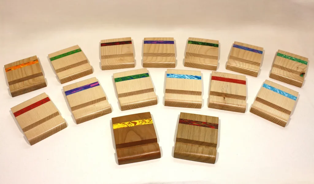 Collection de supports en bois pour téléphone portable ou tablette tactile