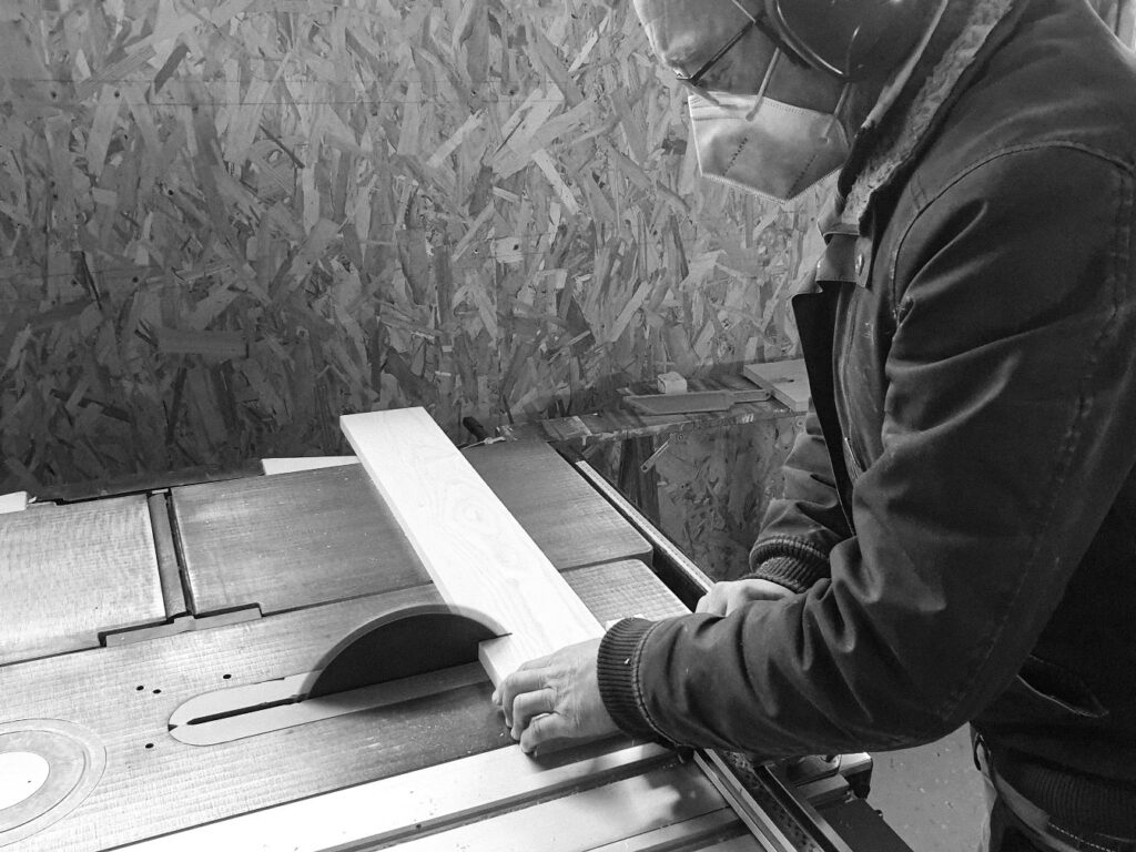 Découpe de bois dans l'atelier d'ébéniste Lignée Bois