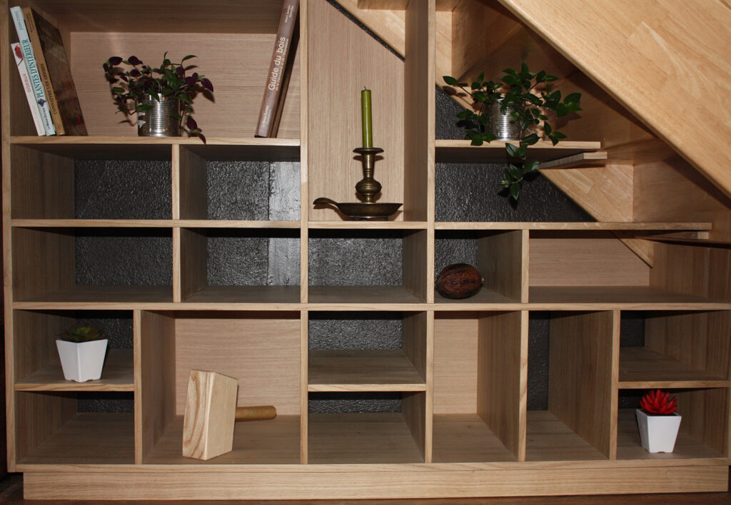 Meuble de rangement sous escalier